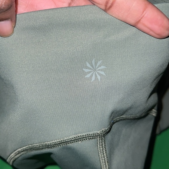 Athleta Ultimate Stash Pocket 7” Women's Athletic Capri Olive Shorts size Small - Picture 5 of 7